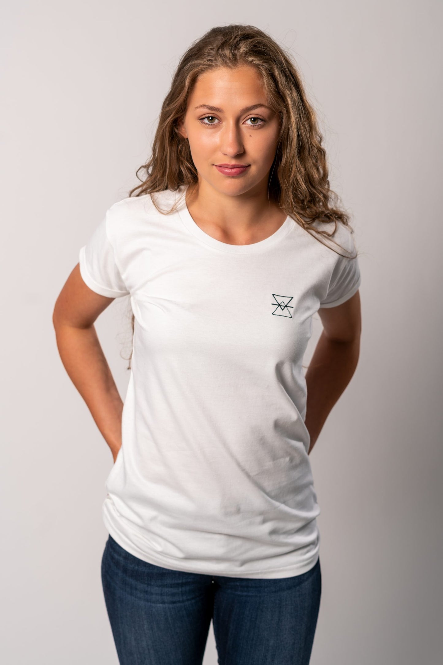 DEETORY T-Shirt Logo Elegant aus Bio-Baumwolle